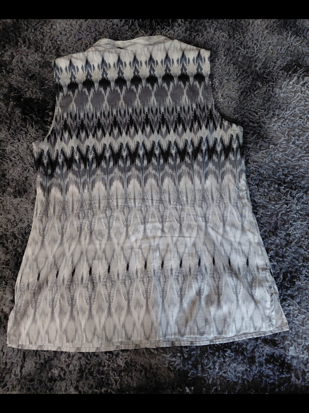Erika Black & White Sleeveless Button-Down Shirt - Picture 2 of 3